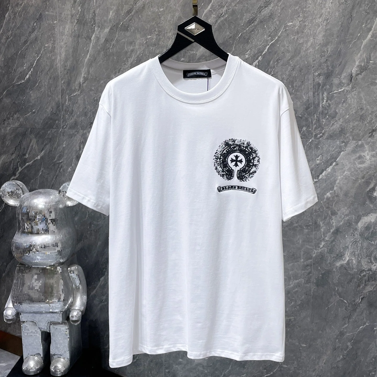 mmexport1774132817325_jpg Black Spray Horseshoe White T-Shirt - Image 1