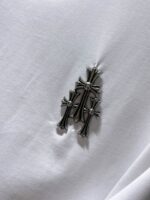 Cross Charm Spray Print Horseshoe White T-Shirt - Image 6